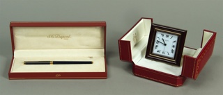 Lote 596: RELOJ DESPERTADOR CARTIER Y LAPICERA DUPONT EN SUS ESTUCHES. RELOJ DESPERTADOR CARTIER Y LAPICERA DUPONT EN SUS ESTUCHES.