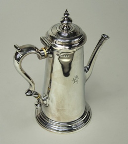 Lote 679: CAFETERA INGLESA DE METAL PLATEADO CON TAPA. CAFETERA INGLESA DE METAL PLATEADO CON TAPA.