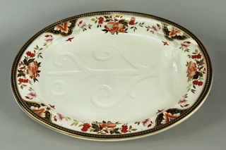 Lote 669: ANTIGUA FUENTE DE LOZA INGLESA DE WEDGWOOD PARA CARNE. ANTIGUA FUENTE DE LOZA INGLESA DE WEDGWOOD PARA CARNE.