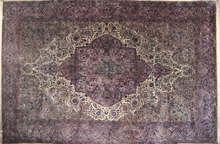 Lote 381: GRAN ALFOMBRA PERSA KIRMAN DE LANA TEJIDA A MANO.  GRAN ALFOMBRA PERSA KIRMAN DE LANA TEJIDA A MANO. 
