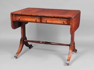 Lote 200: PEQUEÑA SOFA TABLE DE ESTILO INGLES. PEQUEÑA SOFA TABLE DE ESTILO INGLES.