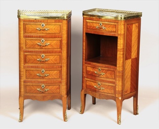 Lote 226: PAR DE PEQUEÑAS MESAS DE ARRIMO DE ESTILO FRANCES LUIS XV.  PAR DE PEQUEÑAS MESAS DE ARRIMO DE ESTILO FRANCES LUIS XV. 