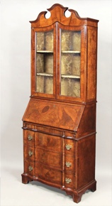 Lote 222: PEQUEÑO BUREAU BOOKCASE INGLES FORMADO POR DOS CUERPOS.  PEQUEÑO BUREAU BOOKCASE INGLES FORMADO POR DOS CUERPOS. 