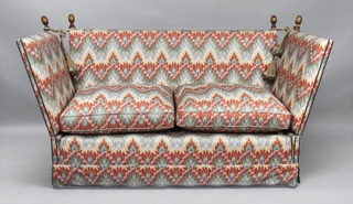 Lote 292: SOFA KNOLL PARA DOS AMPLIOS CUERPOS.  SOFA KNOLL PARA DOS AMPLIOS CUERPOS. 