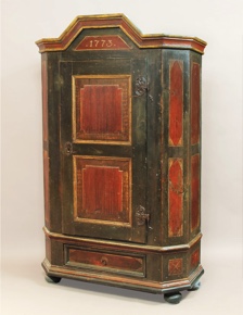 Lote 191: INTERESANTE ARMARIO ESCANDINAVO DEL SIGLO XVIII.  INTERESANTE ARMARIO ESCANDINAVO DEL SIGLO XVIII. 