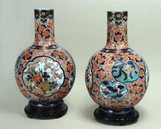 Lote 457: PAR DE ANTIGUOS VASOS DE PORCELANA JAPONESA DE IMARI.  PAR DE ANTIGUOS VASOS DE PORCELANA JAPONESA DE IMARI. 