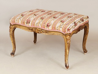 Lote 287: BANQUETA RECTANGULAR DE ESTILO FRANCES LUIS XV.  BANQUETA RECTANGULAR DE ESTILO FRANCES LUIS XV. 