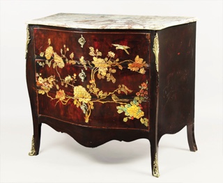 Lote 214: COMODA DE ESTILO FRANCES LUIS XV CON DECORACION ORIENTAL.  COMODA DE ESTILO FRANCES LUIS XV CON DECORACION ORIENTAL. 
