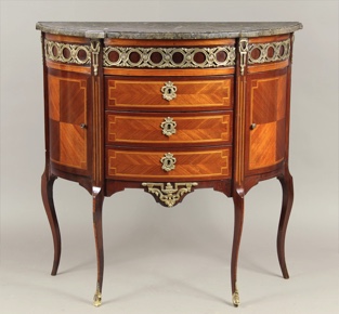 Lote 290: PEQUEÑA COMODA BOMBE DE ESTILO FRANCES LUIS XV.  PEQUEÑA COMODA BOMBE DE ESTILO FRANCES LUIS XV. 