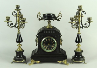Lote 533: GARNITURE FRANCESA DE MARMOL PIZARRA Y BRONCE.  GARNITURE FRANCESA DE MARMOL PIZARRA Y BRONCE. 