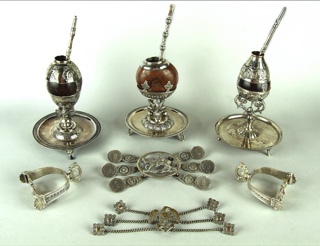 Lotes 439, 437, 440, 438, 441 y 442: 
																		ANTIGUO MATE CUYANO CON SALVILLA. 
																		ANTIGUO MATE RIOPLATENSE DEL SIGLO XIX. 
																		ANTIGUO MATE DE CALABAZA OSCURA SOBRE SALVILLA.
																		PAR DE ANTIGUOS ESTRIBOS PORTEÑOS DEL SIGLO XIX. 
																		ANTIGUA RASTRA PORTEÑA DEL SIGLO XIX. 
																		ANTIGUA RASTRA PORTEÑA DE PRINCIPIOS DEL SIGLO XX. 
