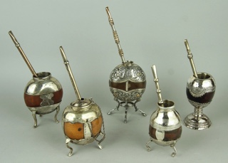 Lotes 433, 432, 435, 434 y 436: 
																		ANTIGUO MATE NORTEÑO DE CALABAZA GALLETA. 
																		ANTIGUO MATE PORTEÑO CON PUNZON DE PLATERO J. FERNANDEZ. 
																		PEQUEÑO MATE PORTEÑO DE CALABAZA OSCURA. 
																		ANTIGUO MATE NORTEÑO DE CALABAZA RUBIA. 
																		ANTIGUO MATE CRIOLLO DE PRINCIPIOS DEL SIGLO XX. 