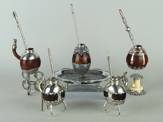 Lotes 430, 429, 428 y 427: 
																		ANTIGUO MATE NORTEÑO DE CALABAZA GALLETA CON RABITO.
																		ANTIGUO MATE PORTEÑO CON SALVILLA FILIGRANADA. 
																		ANTIGUO MATE PORTEÑO QUE PERTENECIO A DON JUAN F. SEGUI.
																		PAR DE PEQUEÑOS MATES RIOJANOS DEL SIGLO XIX. 