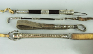 Lotes 482, 481, 483 y 480: 
																		ANTIGUO ARREADOR CRIOLLO DEL SIGLO XIX. 
																		ANTIGUO ARREADOR PORTEÑO CON PUNZON DE PLATERO BORDON. 
																		ANTIGUO REBENQUE DE ARGOLLA PORTEÑO DEL SIGLO XIX.
																		ANTIGUO REBENQUE DE ARGOLLA PORTEÑO DEL SIGLO XIX. 