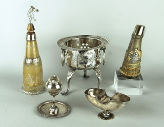 Lotes 496, 498, 499, 500 y 497: 
																		ANTIGUA BOTELLA CRIOLLA DE ASTA CON TAPON. 
																		ANTIGUO BRASERO PORTEÑO DEL SIGLO XIX. 
																		ANTIGUO CHAMBAO DE GUAMPA PORTEÑO DEL SIGLO XIX. 
																		ANTIGUO SAHUMADOR RIOPLATENSE DEL SIGLO XIX. 
																		ANTIGUA NAVETA COLONIAL DEL SIGLO XIX. 