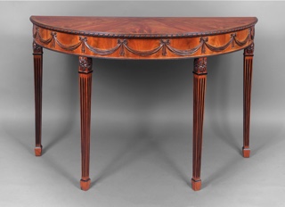Lote 269: MESA CONSOLA DEMILUNE DE ESTILO INGLES.  MESA CONSOLA DEMILUNE DE ESTILO INGLES. 