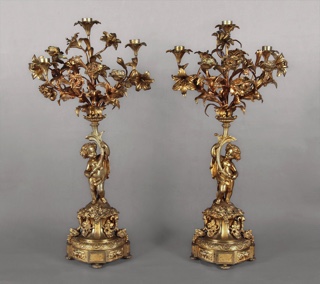 Lote 444: PAR DE CANDELABROS FRANCESES DE BRONCE CINCELADO Y DORADO.  PAR DE CANDELABROS FRANCESES DE BRONCE CINCELADO Y DORADO. 