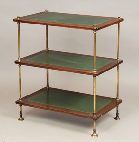 Lote 294: PEQUEÑA MESA ETAGERE DE TRES ESTANTES.  PEQUEÑA MESA ETAGERE DE TRES ESTANTES. 