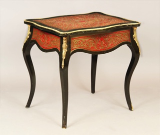Lote 278: PEQUEÑA MESA BAJA ESTILO BOULLE.  PEQUEÑA MESA BAJA ESTILO BOULLE. 