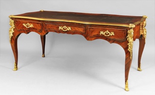 Lote 181: ANTIGUO BUREAU PLAT FRANCES DE ESTILO LUIS XV.  ANTIGUO BUREAU PLAT FRANCES DE ESTILO LUIS XV. 