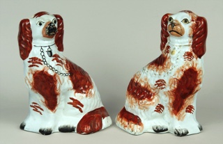 Lote 541: PAR DE PERROS DE LOZA INGLESA STAFFORDSHIRE.  PAR DE PERROS DE LOZA INGLESA STAFFORDSHIRE. 