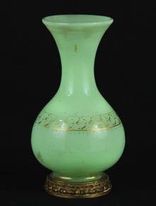 Lote 598: VASO FRANCES DE OPALINA VERDE CELADON.  VASO FRANCES DE OPALINA VERDE CELADON. 