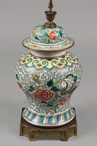 Lote 531: LAMPARA CON VASO DE PORCELANA CHINA ESMALTADA CON TAPA. LAMPARA CON VASO DE PORCELANA CHINA ESMALTADA CON TAPA.