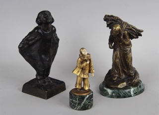 Lotes 633 y 632: 
																		'NIÑA SALUDANDO'
																		D'ASTE, Joseph: 'ANCIANA LEÑADORA'