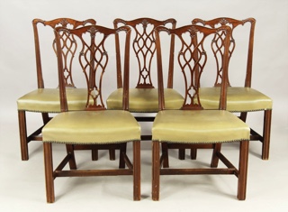 Lote 206: DIEZ SILLAS DE ESTILO INGLES CHIPPENDALE PARA COMEDOR.  DIEZ SILLAS DE ESTILO INGLES CHIPPENDALE PARA COMEDOR. 