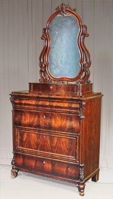 Lote 251: ANTIGUA COMODA COLONIAL INGLESA CON ALZADA DE ESPEJO.  ANTIGUA COMODA COLONIAL INGLESA CON ALZADA DE ESPEJO. 