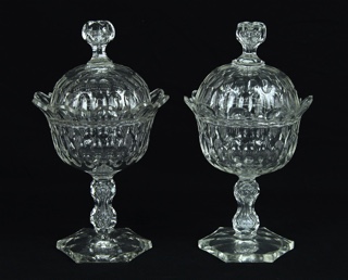 Lote 590: PAR DE BOMBONERAS DE FINO MEDIO CRISTAL CON TAPA.  PAR DE BOMBONERAS DE FINO MEDIO CRISTAL CON TAPA. 