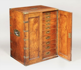Lote 274: MUEBLE CUBIERTERO EN MADERA DE ROBLE.  MUEBLE CUBIERTERO EN MADERA DE ROBLE. 