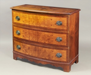 Lote 285: COMODA DE ESTILO INGLES CON FRENTE BOMBE.   COMODA DE ESTILO INGLES CON FRENTE BOMBE.  