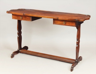 Lote 303: MESA ALARGADA DE ESTILO INGLES PARA CENTRO.  MESA ALARGADA DE ESTILO INGLES PARA CENTRO. 