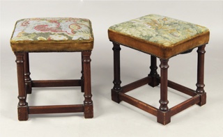 Lote 331: PAR DE PEQUEÑAS BANQUETAS CUADRANGULARES DE ESTILO INGLES.  PAR DE PEQUEÑAS BANQUETAS CUADRANGULARES DE ESTILO INGLES. 
