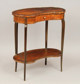 Lote 363: PEQUEÑA MESA DE FORMA ROGNON PARA CENTRO.  PEQUEÑA MESA DE FORMA ROGNON PARA CENTRO. 