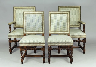 Lote 223: DOS SILLONES Y OCHO SILLAS DE ESTILO INGLES PARA COMEDOR.  DOS SILLONES Y OCHO SILLAS DE ESTILO INGLES PARA COMEDOR. 