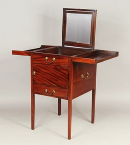 Lote 261: ANTIGUA NIGHT TABLE INGLESA DE EPOCA GEORGE III.  ANTIGUA NIGHT TABLE INGLESA DE EPOCA GEORGE III. 