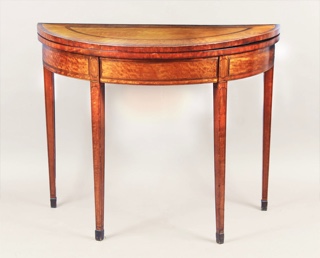 Lote 216: MESA INGLESA DEMI LUNE CON TAPA LIBRO PARA JUEGO. MESA INGLESA DEMI LUNE CON TAPA LIBRO PARA JUEGO.