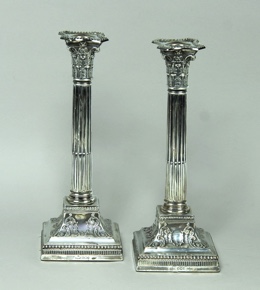 Lote 532: PAR DE CANDELEROS DE PLATA INGLESA SELLADA.  PAR DE CANDELEROS DE PLATA INGLESA SELLADA. 