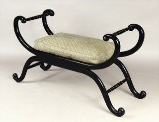 Lote 309: BANQUETA ESTILO INGLES RECUBIERTA POR LACA NEGRA.  BANQUETA ESTILO INGLES RECUBIERTA POR LACA NEGRA. 
