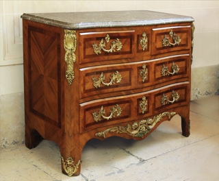 Lote 183: COMODA DE ESTILO FRANCES REGENCE.  COMODA DE ESTILO FRANCES REGENCE. 