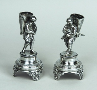 Lote 588: PAR DE FOSFORERAS DE PLATA EUROPEA SELLADA. PAR DE FOSFORERAS DE PLATA EUROPEA SELLADA.