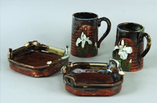 Lote 575: DOS JARROS Y DOS CUENCOS DE CERAMICA JAPONESA SUMIDA GAWA. DOS JARROS Y DOS CUENCOS DE CERAMICA JAPONESA SUMIDA GAWA.