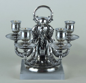 Lote 421: CANDELABRO DE PLATA DINAMARQUESA GEORG JENSEN SELLADA. CANDELABRO DE PLATA DINAMARQUESA GEORG JENSEN SELLADA.