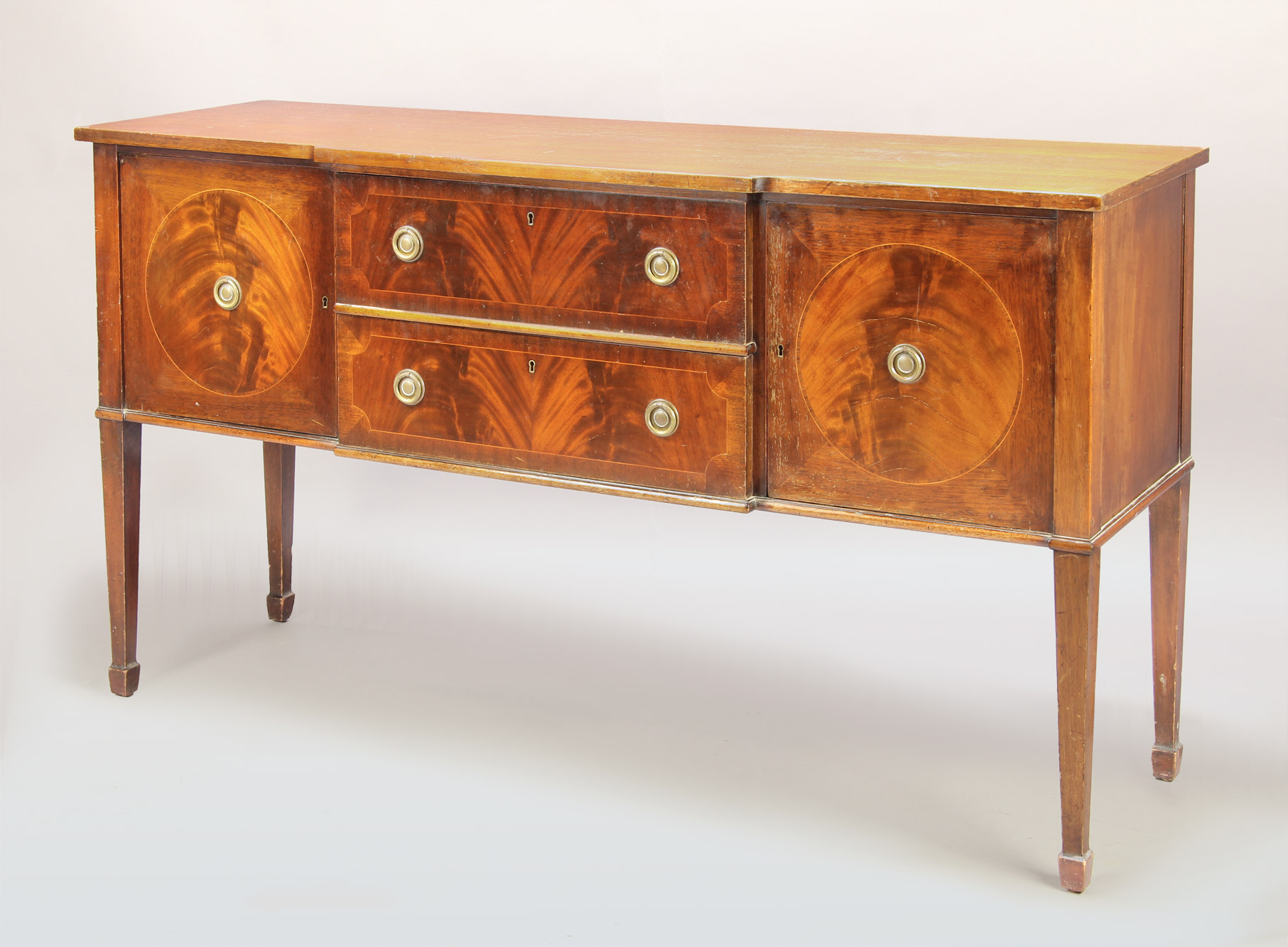  MUEBLE APARADOR DE ESTILO INGLES DE LA CASA NORDISKA. 