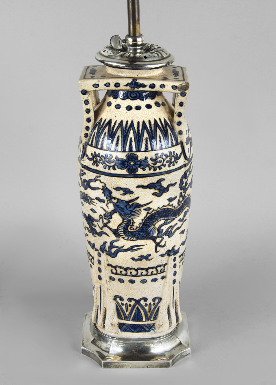  LAMPARA CON VASO DE CERAMICA ORIENTAL ESMALTADA. 