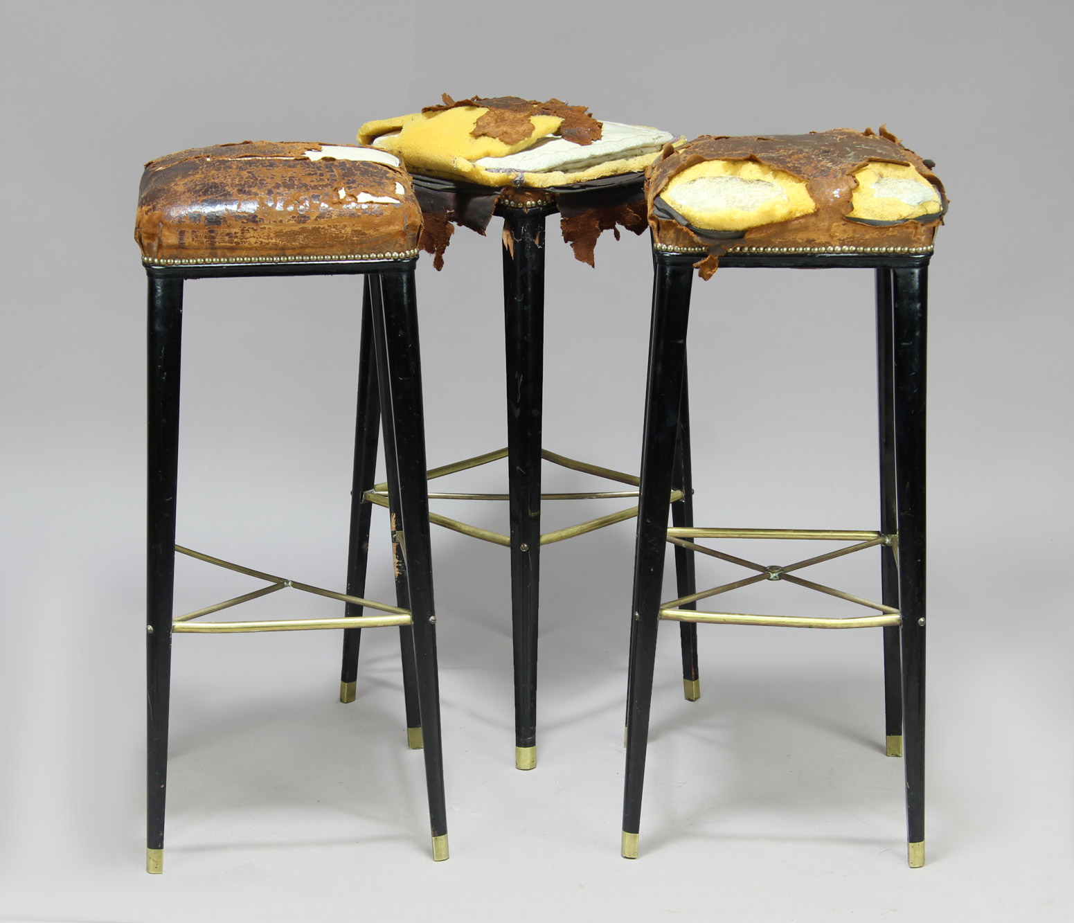  TRES BANQUETAS ALTAS PARA BAR DE LA CASA JANSEN. 
