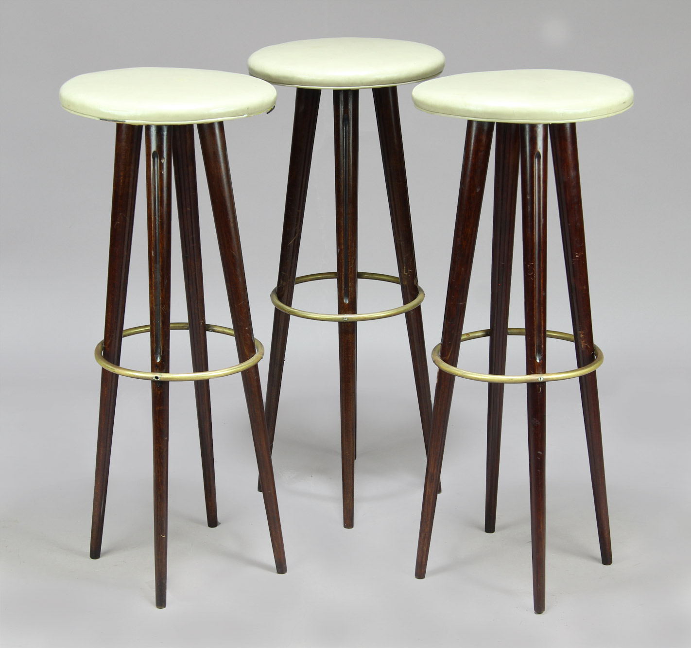 TRES BANQUETAS ALTAS ESTILO ESCANDINAVO PARA BAR. TRES BANQUETAS ALTAS ESTILO ESCANDINAVO PARA BAR.