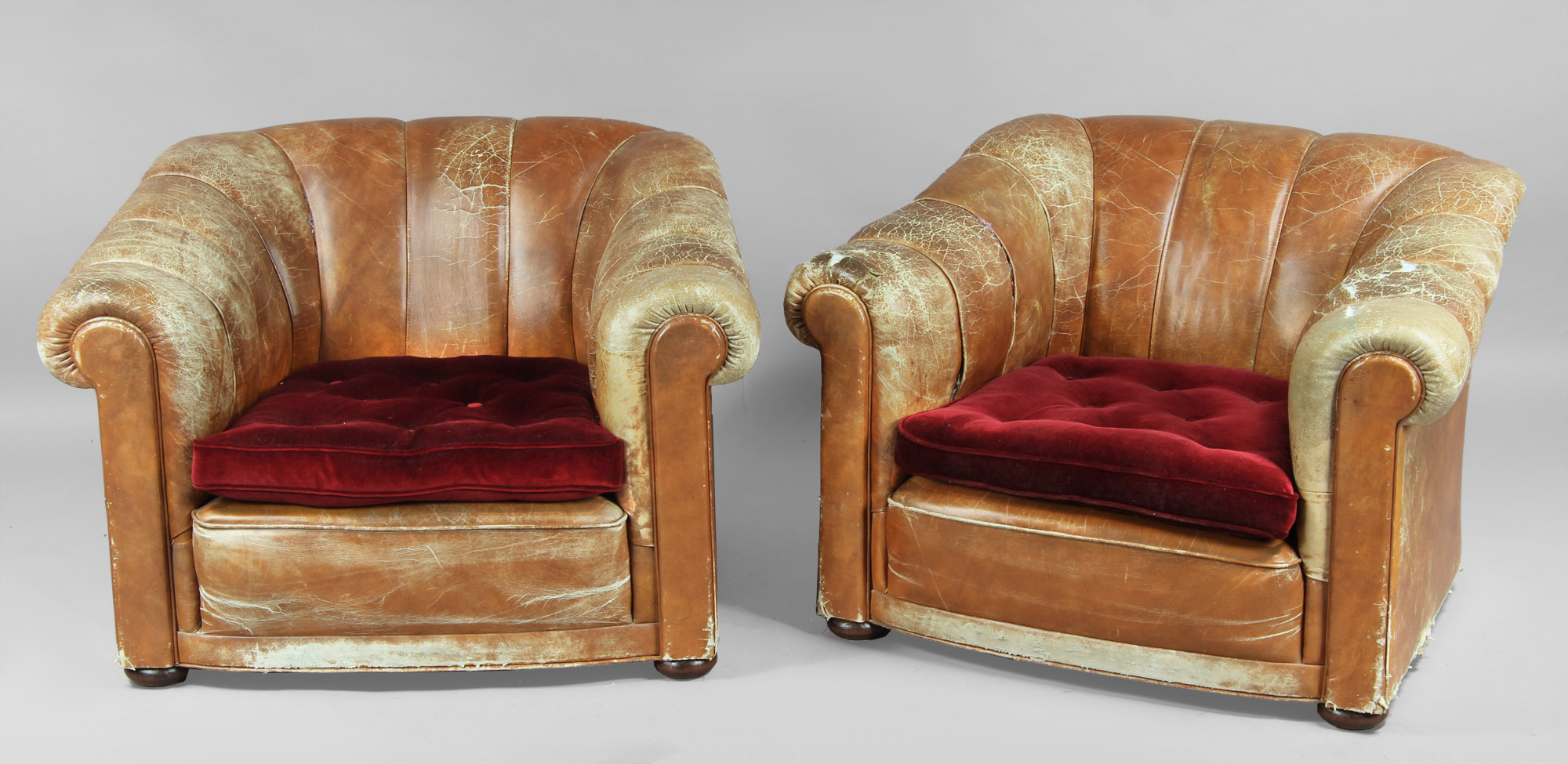 PAR DE SILLONES CONFORTABLES TAPIZADOS EN CUERO. PAR DE SILLONES CONFORTABLES TAPIZADOS EN CUERO.